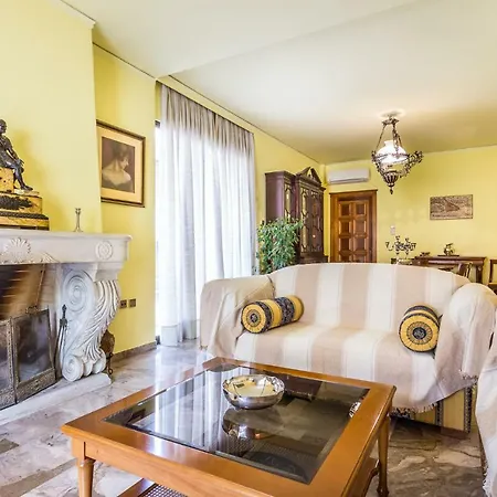 Apartment 3 Bedroom In Acropolis Area *